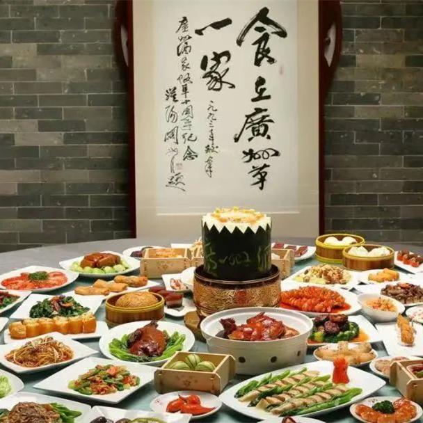 Cuisine walk in landmark food streets in Guangzhou