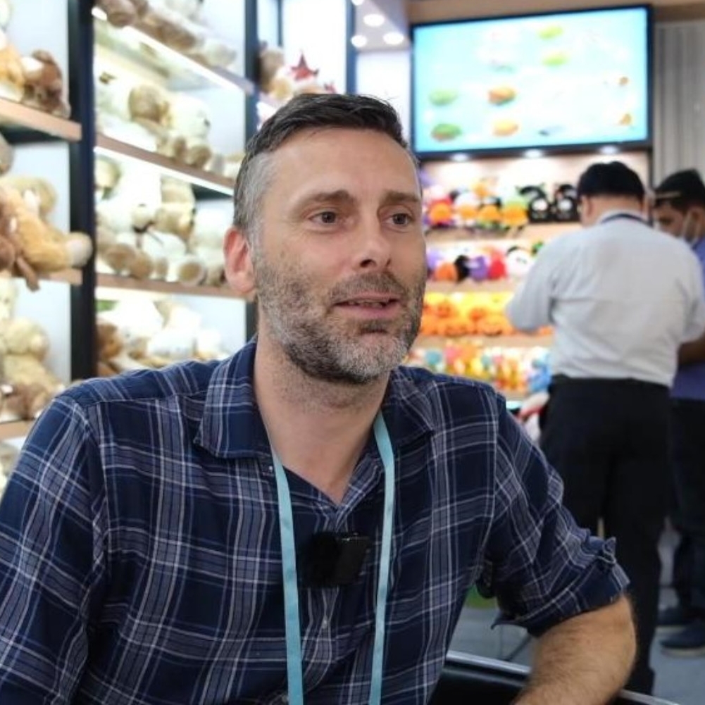 UK businessman amazed by new product, convenience at Canton Fair