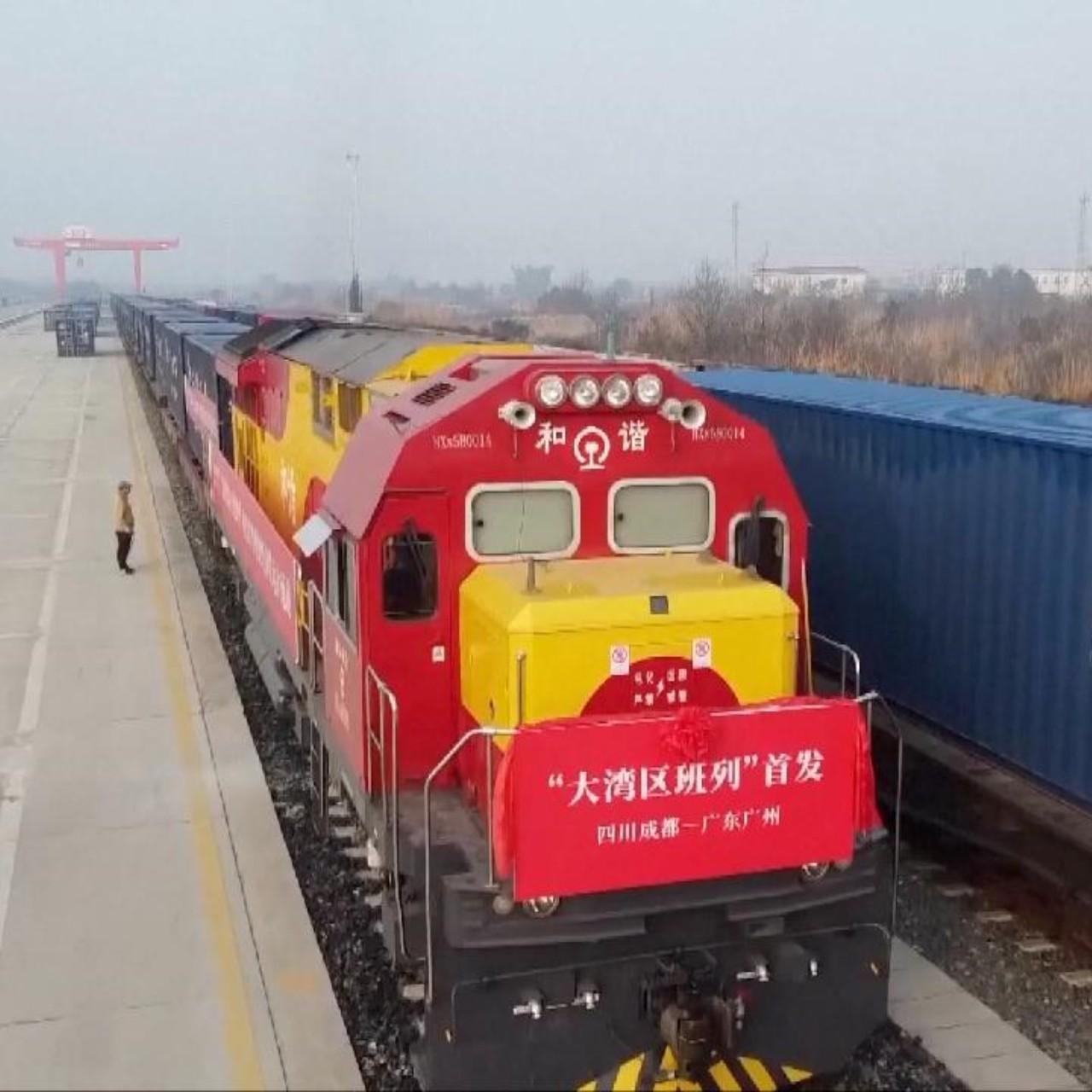New freight train linking Chengdu and Guangzhou begins journey