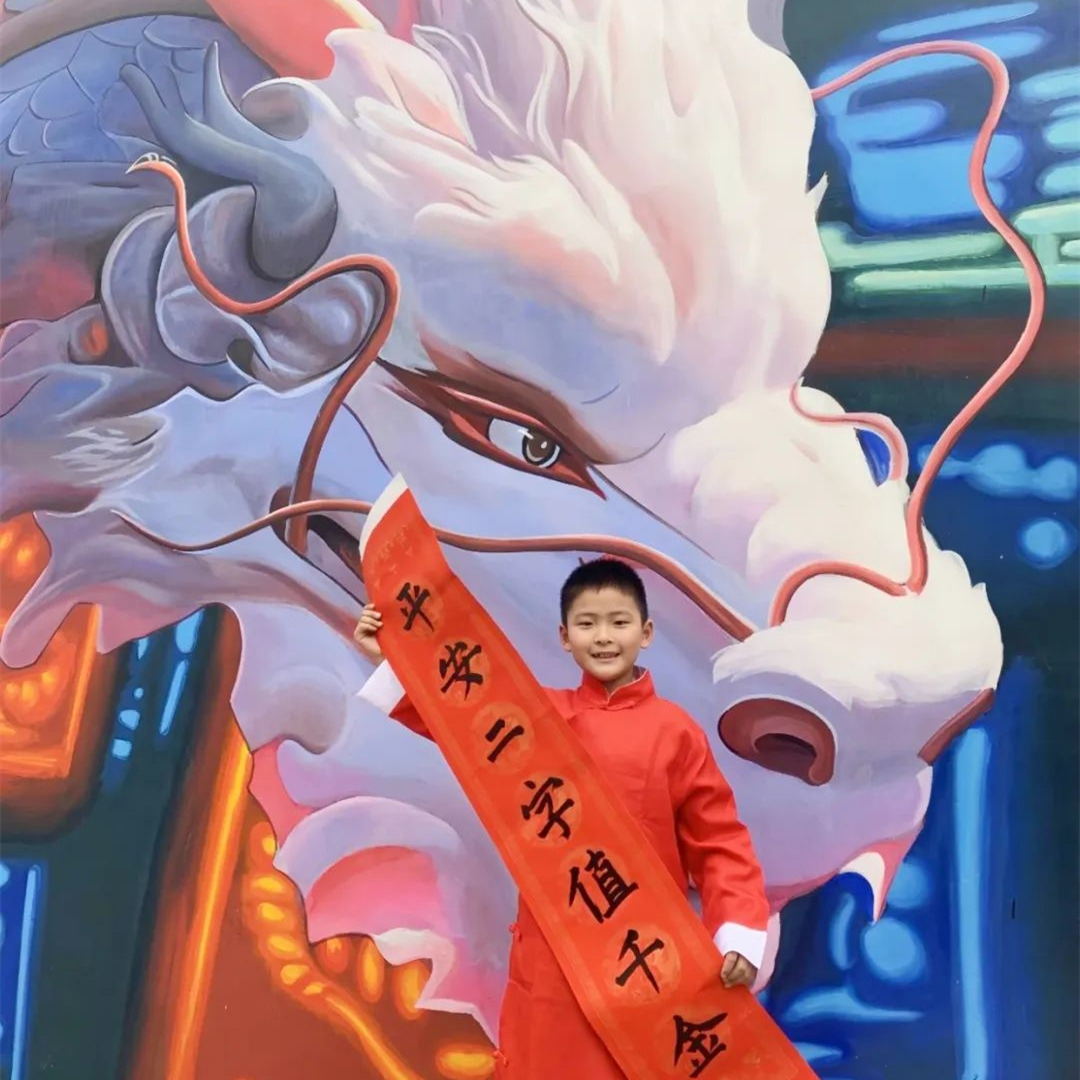 Dragon-themed graffiti walls become fashionable photo spot
