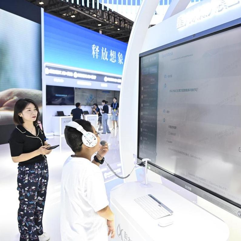 Smart translator boosts trade at Canton Fair