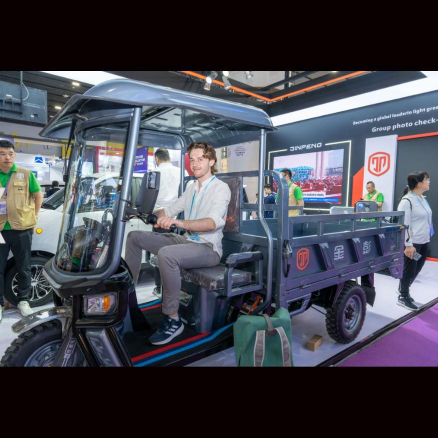 Canton Fair | China-made e-tricycle wows Canton Fair visitors