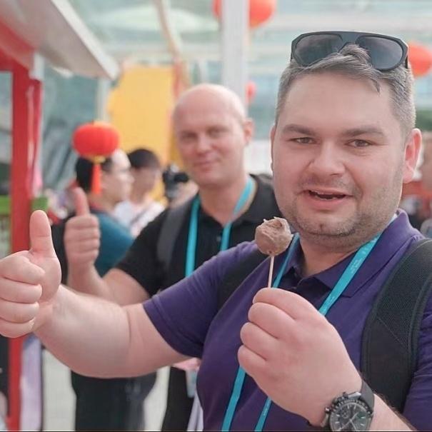 Bon appetit! Food street first set up for Canton Fair visitors