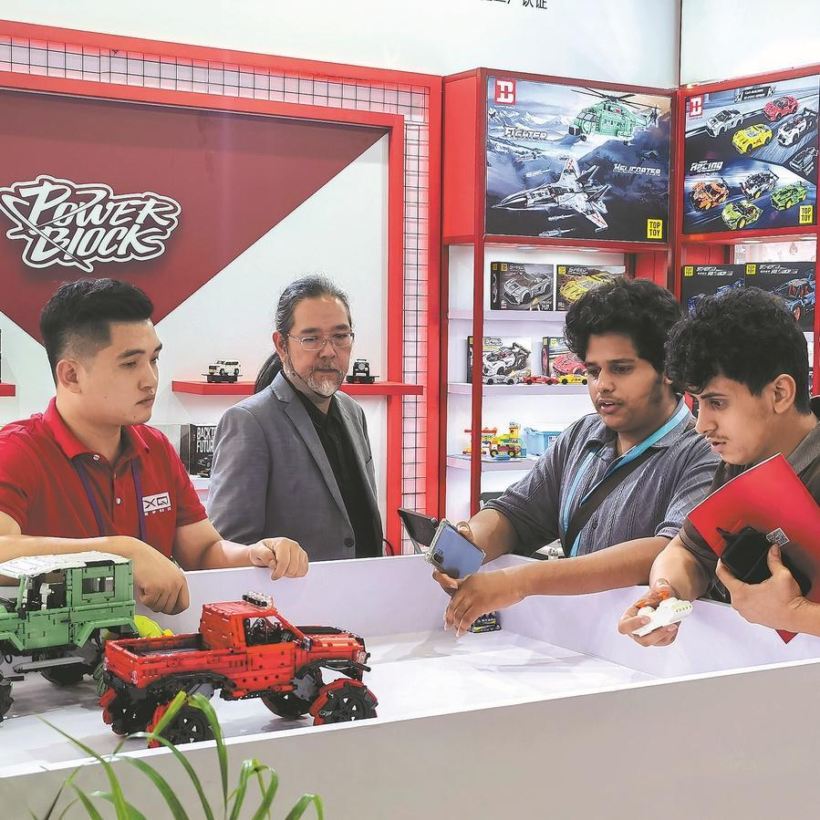 Canton Fair visitors surge 25%, export orders leap