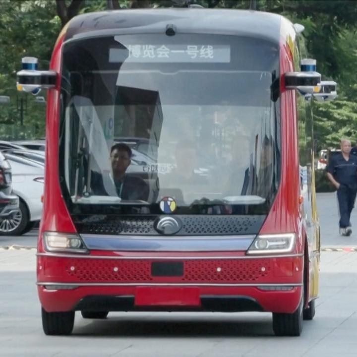 Self-driving bus makes debut at Guangzhou public transportation expo