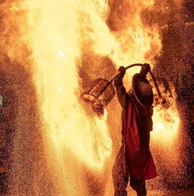 Thrilling fire pot performance in China's Guangdong