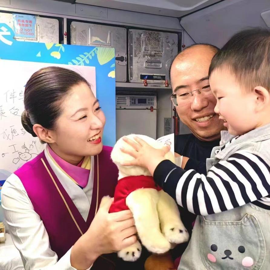 China Southern Airlines hosts guide-dog-themed flight event