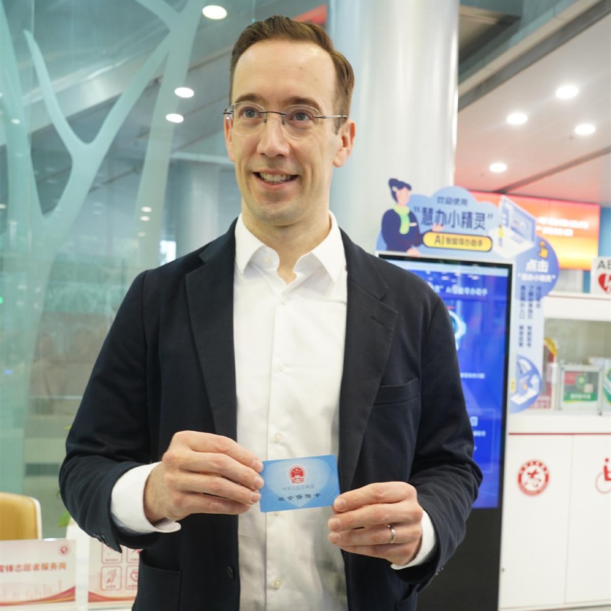 German professor receives entity card in Guangzhou