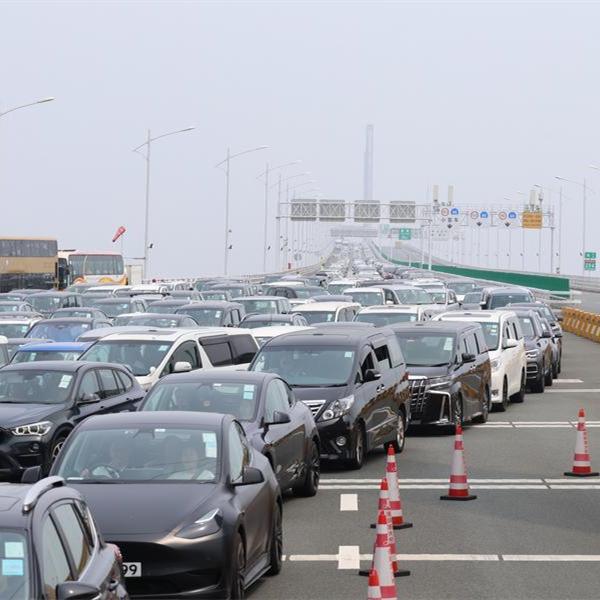 Hong Kong-Zhuhai-Macao Bridge sees record daily passenger trips