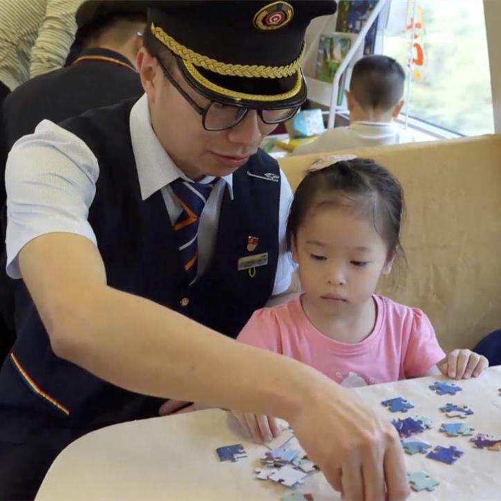 Fun carriage debuts on Guangzhou-Meizhou high-speed rail