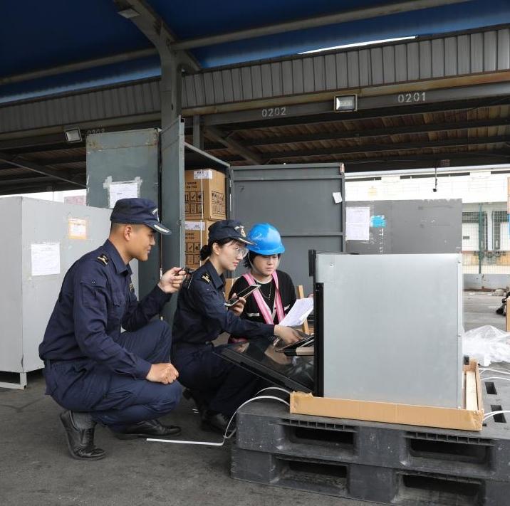 First batch of imported exhibits for 137th Canton Fair enter China